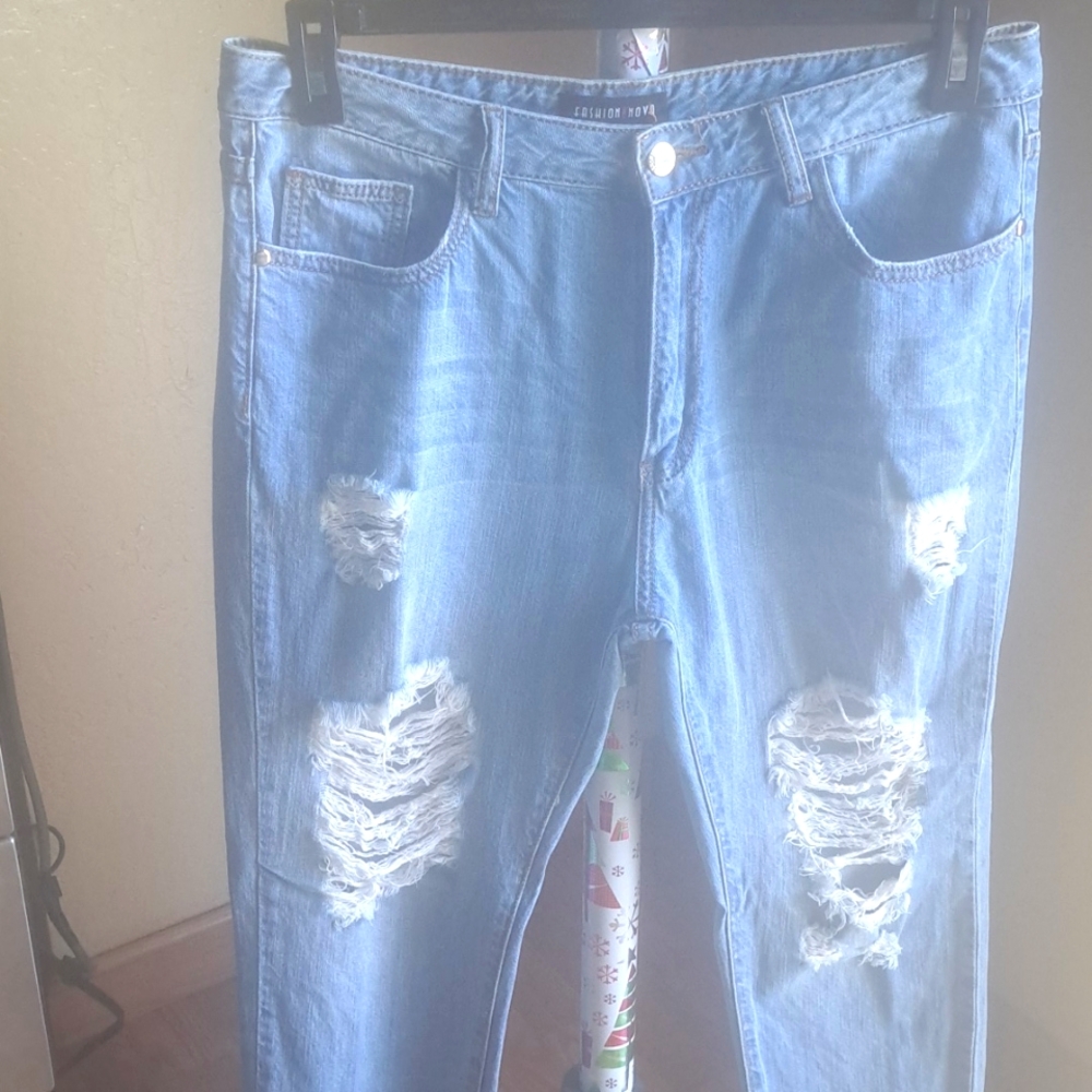 Lds Fashion Nova Distressed Jean
